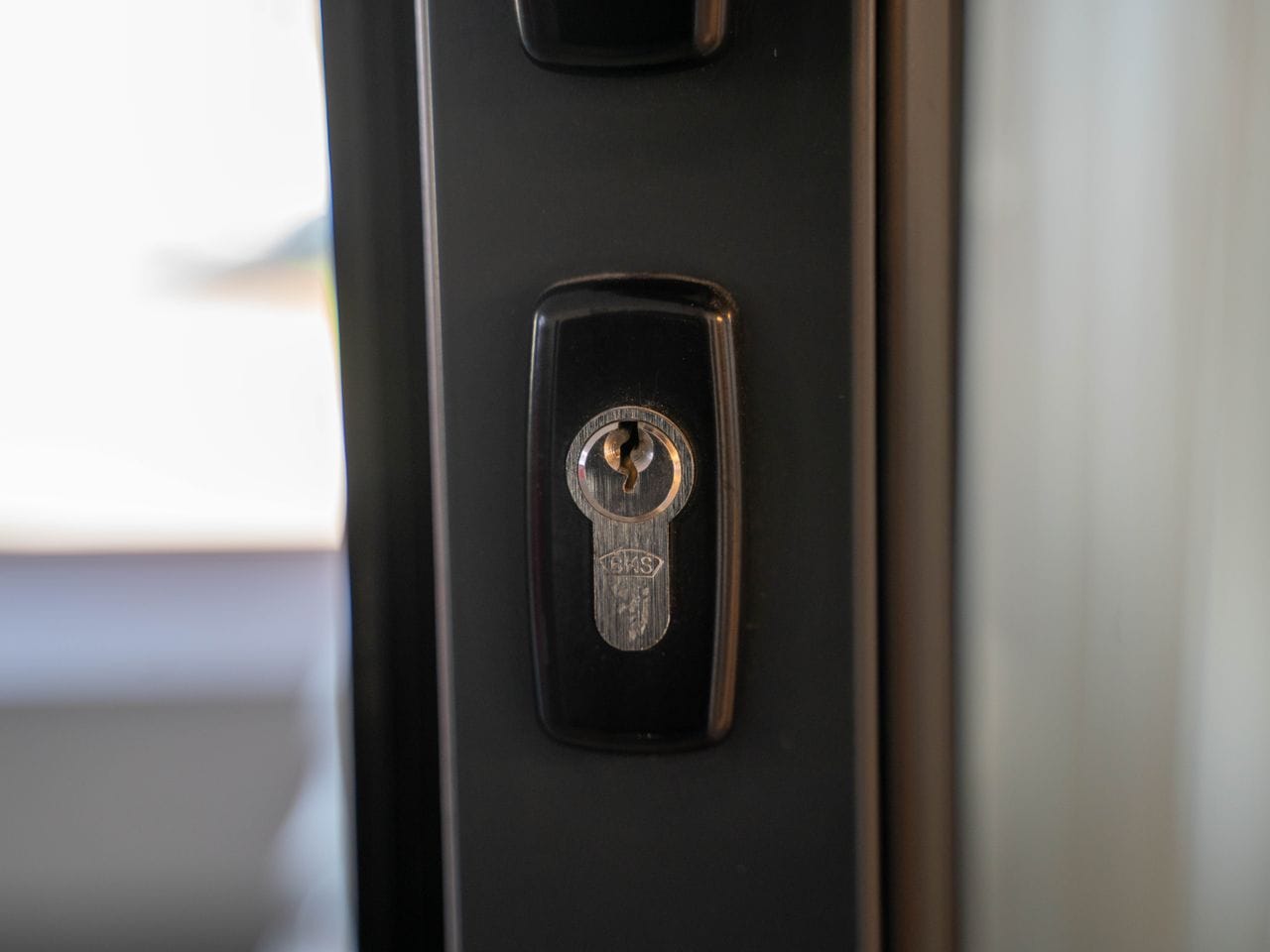 Cylindre de serrure européen sur une porte d’entrée sombre